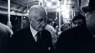 Arturo Illia durante un viaje en subte en Buenos Aires.&nbsp;