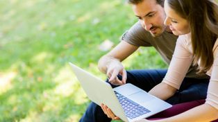 Duran más los matrimonios de parejas que se conocieron por internet, según un estudio