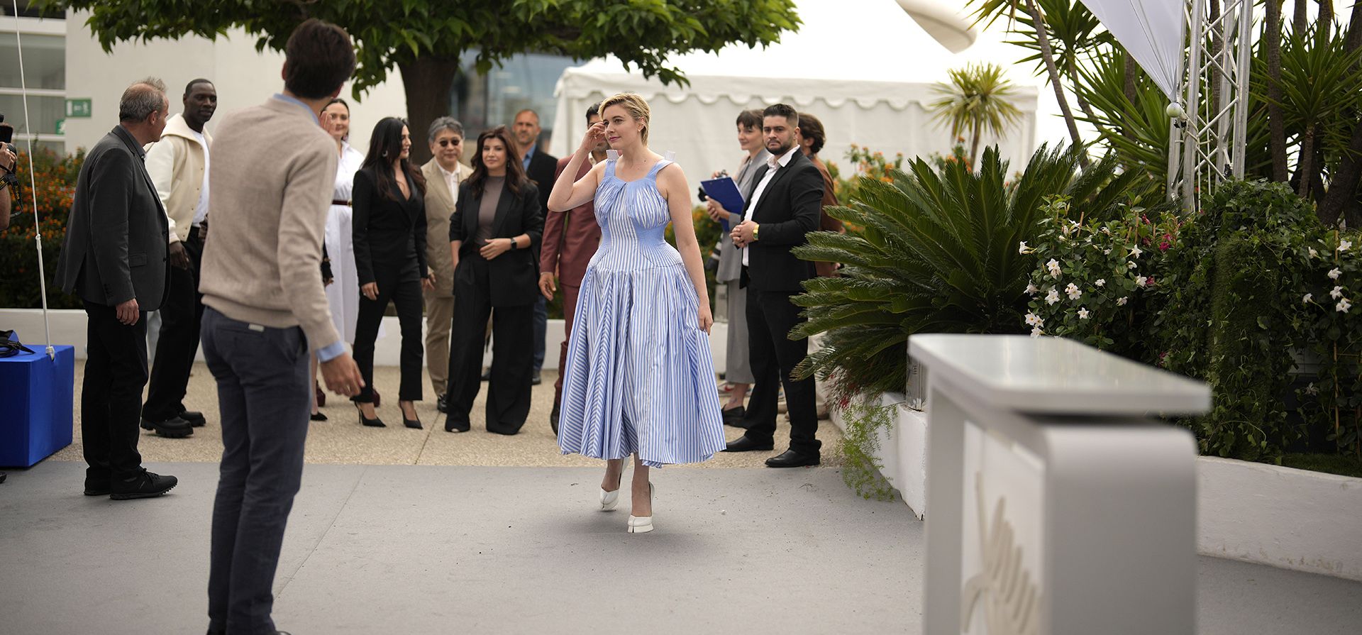La presidenta del jurado, Greta Gerwig, posa para los fotógrafos durante la sesión fotográfica del jurado en el 77° festival internacional de cine, Cannes, sur de Francia, el martes 14 de mayo de 2024. (Foto de Andreea Alexandru/Invision/AP)