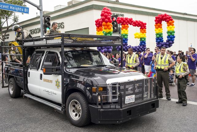 Policías en alerta durante uno de los desfiles del Día del Orgullo Gay.