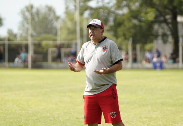 Unión de Álvarez. Cesar Gáspari sigue en la entidad rojinegra por otra temporada.&nbsp; &nbsp;