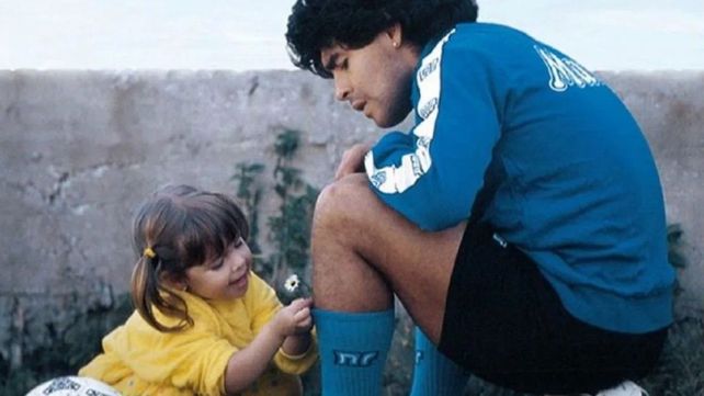 La pequeña Dalma auxiliando al astro.