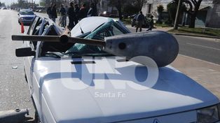 Cayó una columna de luz sobre un auto en López y Planes y P. Zenteno