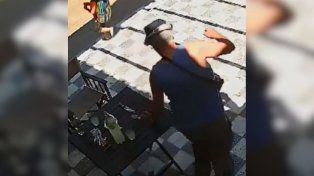 Almorzaba en un restaurante, apuñaló y mató a un perro callejero, y se sentó a seguir comiendo