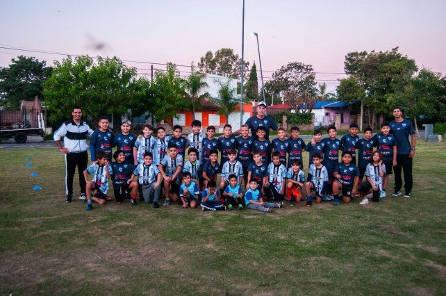 Los chicos del barrio Antonini en la práctica en la plaza.
