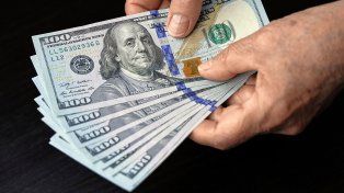 Con el mayorista rozando el techo de la banda, el dólar oficial cerró en alza