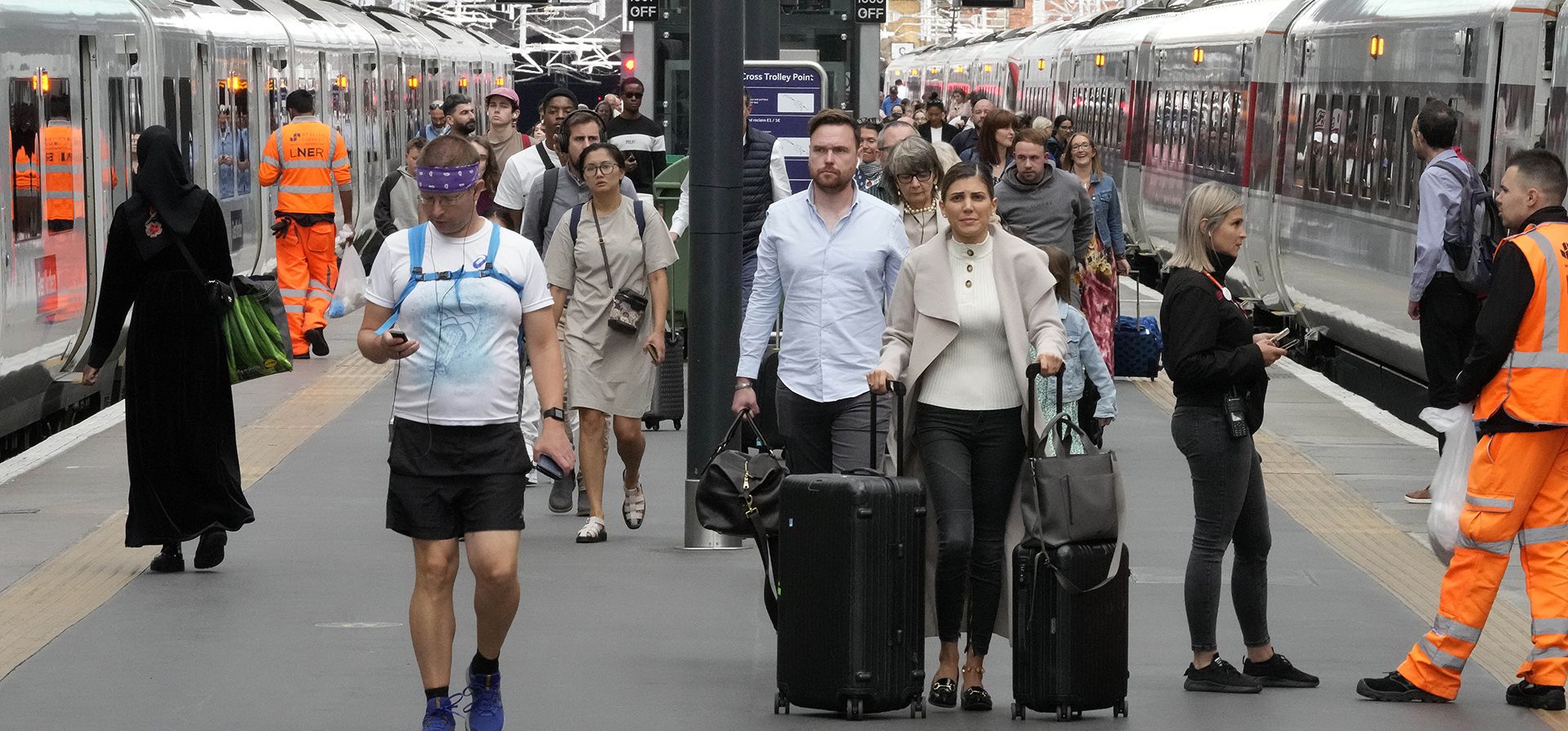 Piajeros llegan a la estación Kings Cross cuando los miembros del sindicato Rail, Maritime and Transport (RMT) comenzaron nuevas huelgas en todo el país en una amarga disputa sobre salarios, trabajos y condiciones, en Londres, el miércoles 27 de julio de 2022.