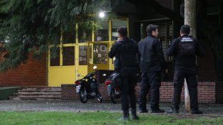 Alarma en San Cristóbal: investigan a un alumno de la Escuela Mariano Moreno por exhibir un arma y secuestran un revólver