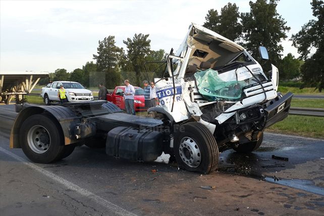 Accidente de tránsito en la autopista Santa Fe- Rosario