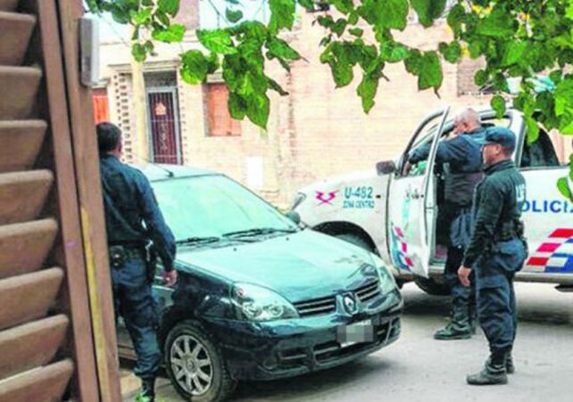 La policía los descubrió y tuvo que intervenir. La policía los descubrió y tuvo que intervenir.