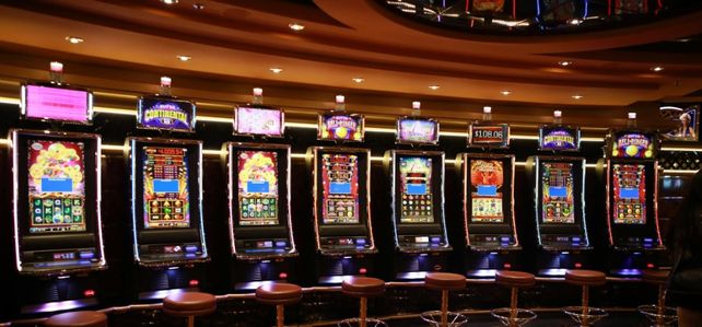 Los casinos en línea y su papel en la formación de mercados financieros informales: economía de las apuestas, préstamos y microcréditos