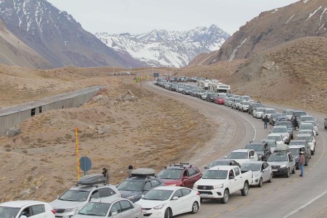El flujo en alta montaña ayer: centenares de autos chilenos esperando ingresar a nuestro país.
