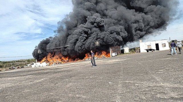 Un voraz incendio consumió gran parte de una planta de tratamiento de residuos en General Campos