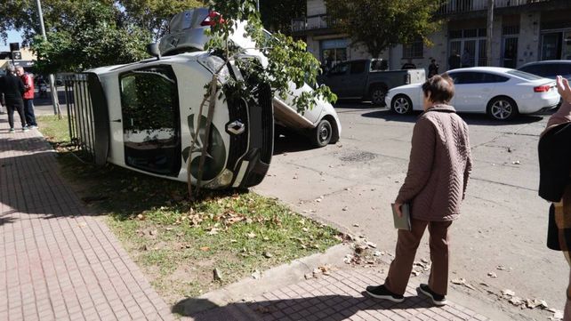 La conductora de 91 años observa cómo quedó su vehículo tras el accidente de tránsito