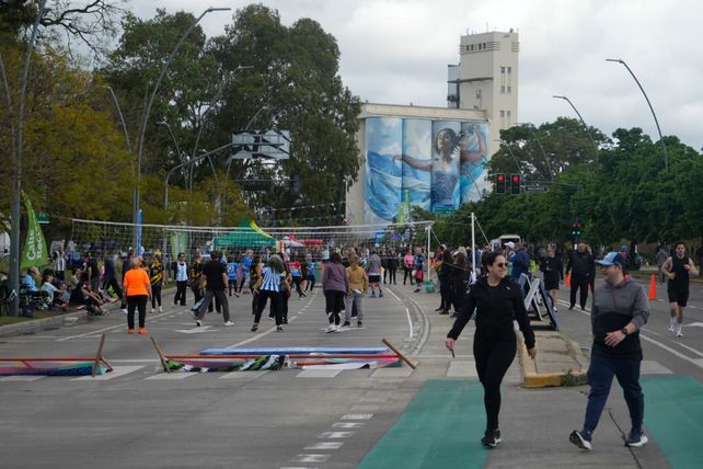 La Calle Recreativa festejó sus 16 años con una convocatoria récord pese al frío