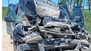 Una camioneta colisionó contra un camión en camino rural en Libertador San Martín.