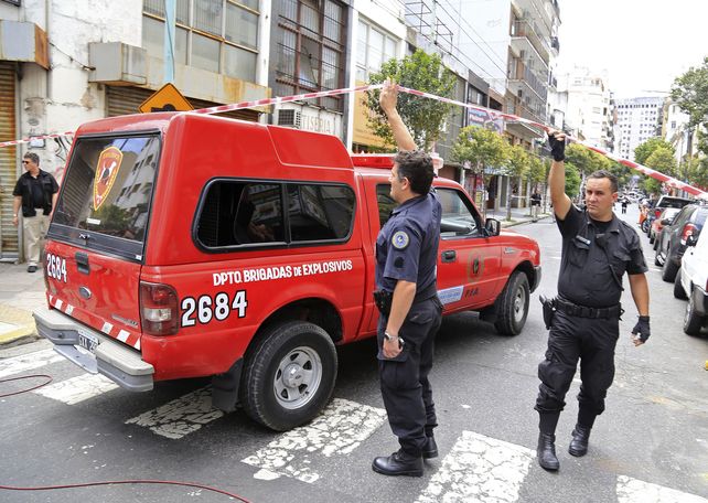 Fue solo un susto. Un paquete en la vereda de la AMIA generó preocupación en la zona.
