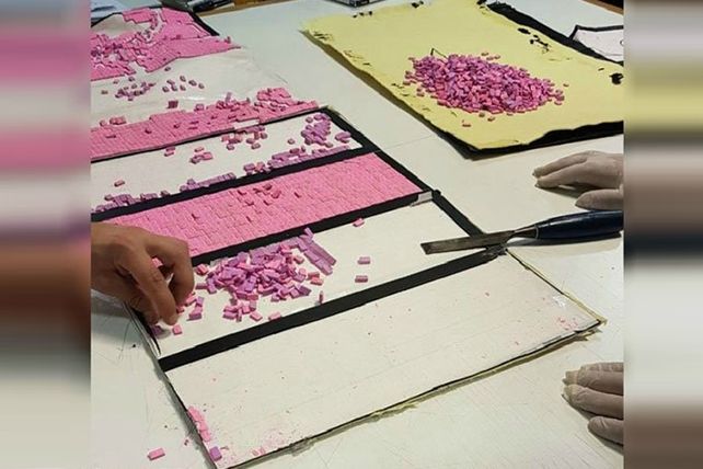 Agentes de la Afip sospecharon de un bolso y encontraron casi 12 mil pastillas de éxtasis.