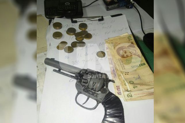 Arrestaron a cuatro jóvenes armados en un auto sin chapa patente