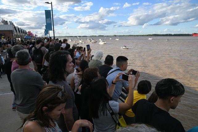 Con una masiva adhesión de público y navegantes, volvió la Caravana Náutica para celebrar la bandera