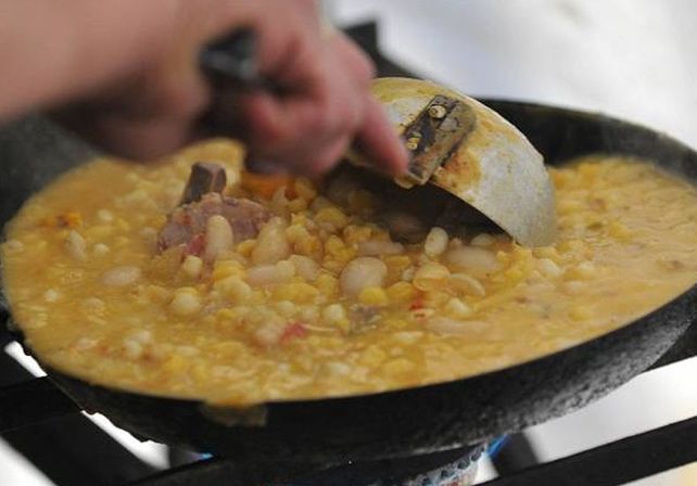 Cómo preparar el mejor menú patrio: empanadas, locro y pastelitos