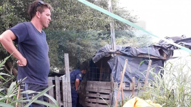 Paraná: Hallan sin vida a una persona semidesnuda, en una silla de su precaria vivienda