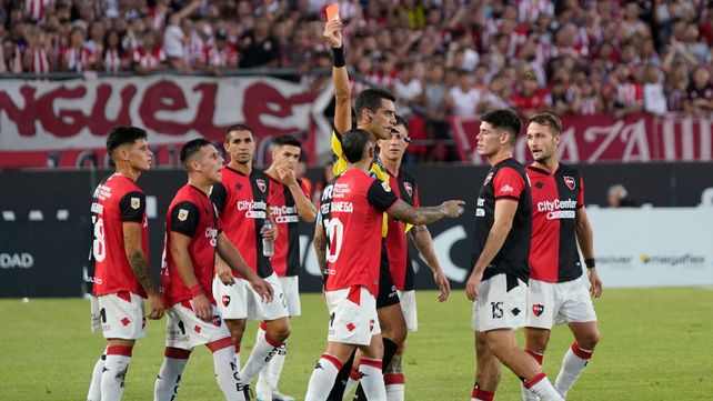 Sin Banega durante casi todo el partido, Newells cayó 2-0 con Estudiantes en La Plata