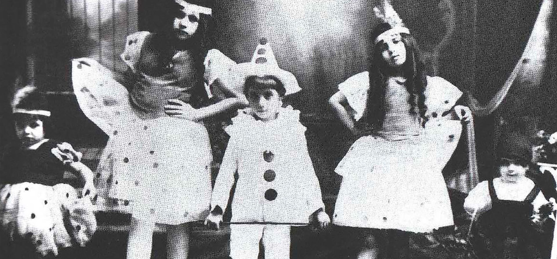 Evita (izq) con sus hermanos mayores en un festejo del carnaval de 1921.