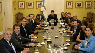 Javier Milei, parte de su gabinete y los diputados de la UCR durante el cónclave en la Casa Rosada.