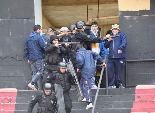 Serios disturbios en el entretiempo del partido entre Colón y Central