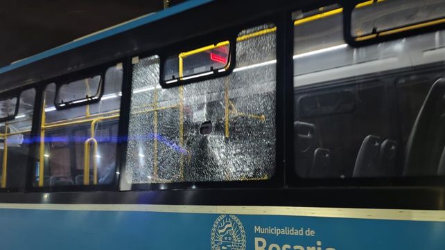 La conductora del colectivo asistió a la víctima apenas estalló el cristal.