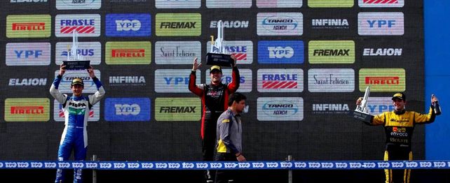 El podio del Top Race V6 a pleno y con el trofeo del Monumento como emblema.