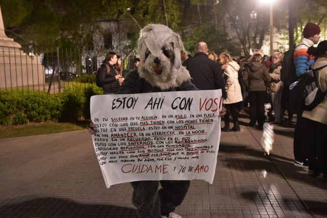 Rosario le hizo frente al frío y se manifestó en contra del maltrato animal