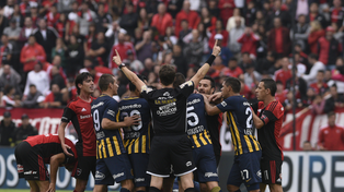 Se&nbsp; sacan chispas. Los clásicos en Rosario se viven con tanta pasión que es normal que en determinados momentos del partido se produzcan tumultos por hechos menores.