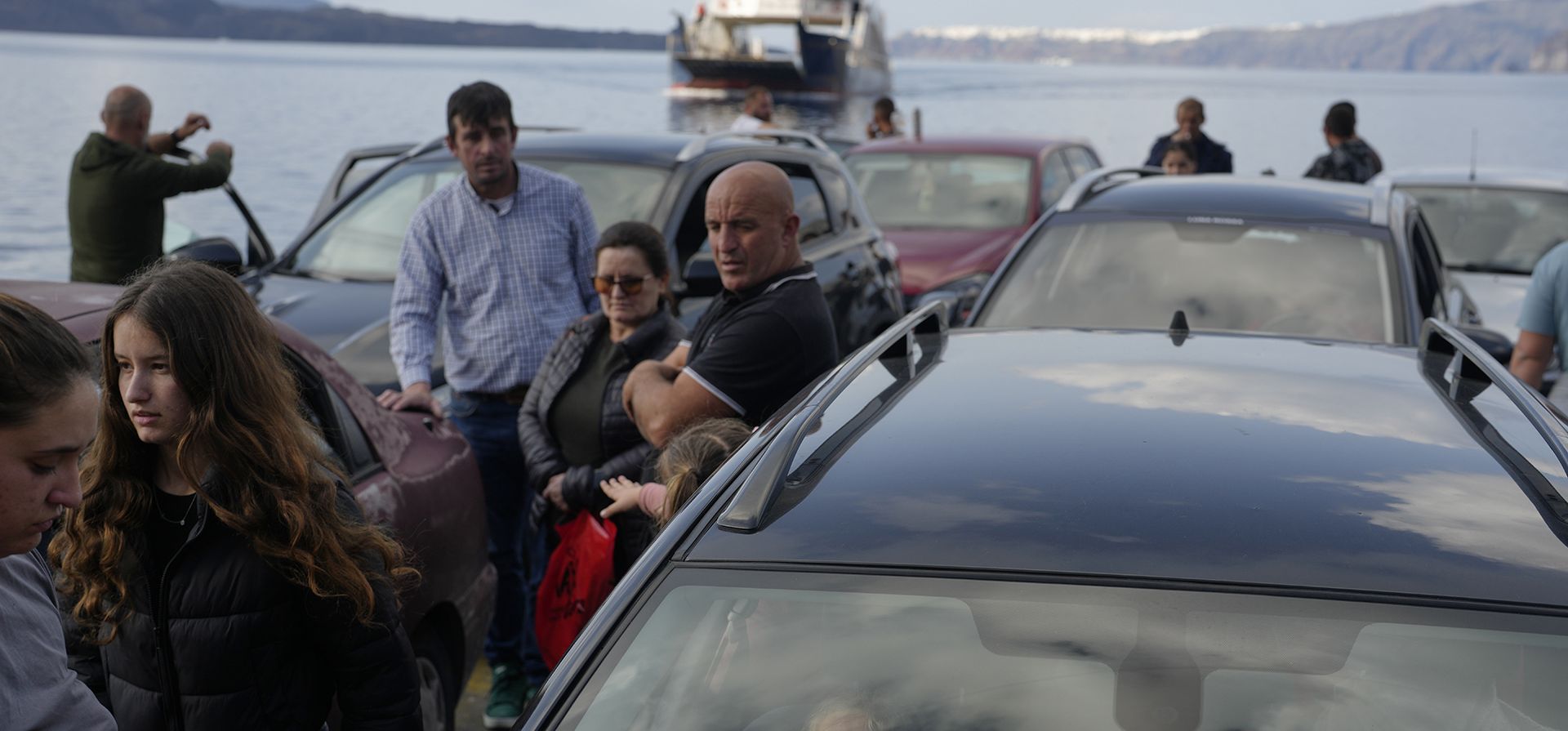 La gente espera la llegada de un ferry regular al puerto de El Pireo en Atenas, luego de que un aumento en la actividad sísmica generó preocupaciones sobre un terremoto potencialmente poderoso en Santorini, en el sur de Grecia, el lunes 3 de febrero de 2025. (Foto AP/Petros Giannakouris)