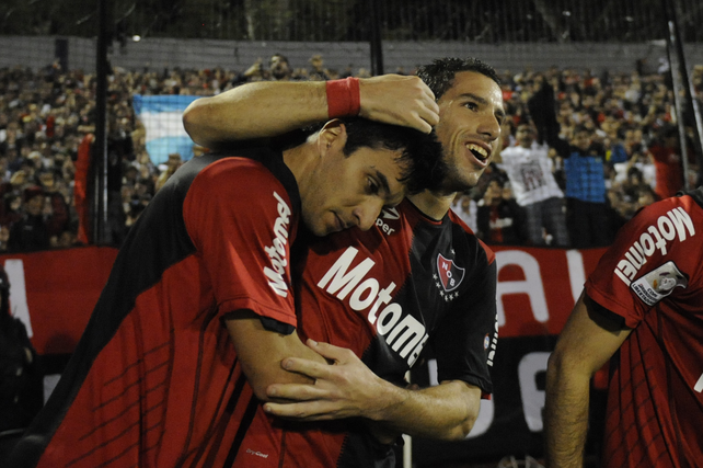 Referentes. Maximiiliano Rodríguez e Ignacio Scocco marcaron los goles ante Atlético Mineiro en 2013.