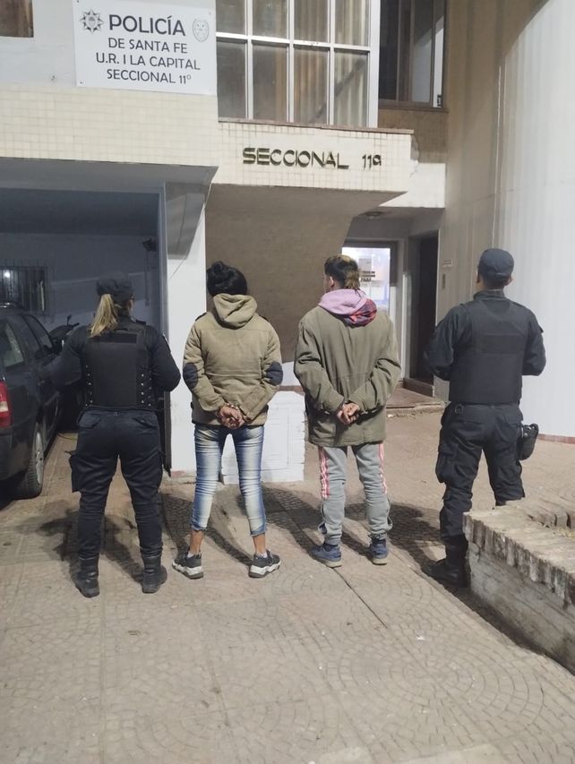 Barrio Escalante: cayeron presos novios delincuentes y armados que robaron el rodado a un ciclista