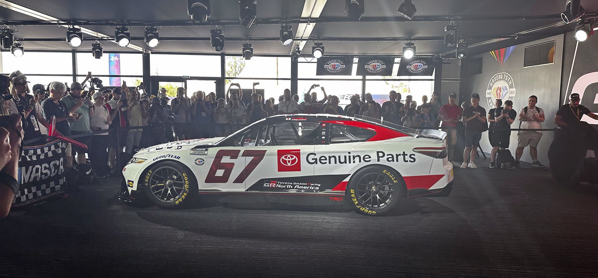 Un Toyota NASCAR se muestra en un anuncio en Le Mans, Francia, el miércoles 7 de junio de 2023. Kamui Kobayashi, uno de los mejores pilotos de autos deportivos del mundo, hará su debut en NASCAR en el autódromo Indianapolis Motor Speedway con Toyota en agosto . (AP Photo/Jenna Fryer) Un Toyota NASCAR se muestra en un anuncio en Le Mans, Francia, el miércoles 7 de junio de 2023. Kamui Kobayashi, uno de los mejores pilotos de autos deportivos del mundo, hará su debut en NASCAR en el autódromo Indianapolis Motor Speedway con Toyota en agosto . (AP Photo/Jenna Fryer)