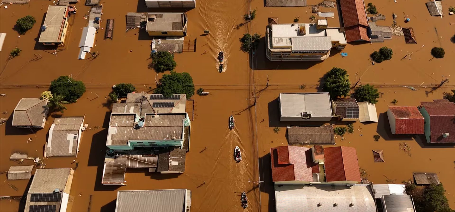 Una vista de drones muestra barcos con voluntarios buscando personas aisladas en casas en el barrio inundado de Mathias Velho en Canoas, en el estado de Rio Grande do Sul, Brasil, 5 de mayo de 2024. REUTERS/Amanda Perobelli Una vista de drones muestra barcos con voluntarios buscando personas aisladas en casas en el barrio inundado de Mathias Velho en Canoas, en el estado de Rio Grande do Sul, Brasil, 5 de mayo de 2024. REUTERS/Amanda Perobelli
