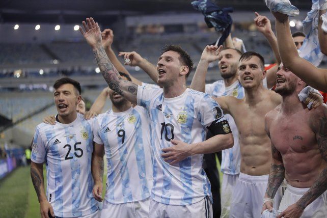 Leo y compañía se acercan a saludar al público argentino en las tribunas. Foto Télam.