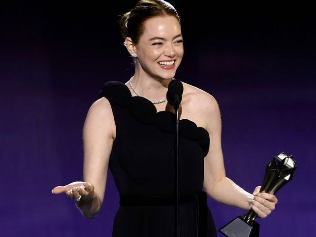 Emma Stone fue galardonada como mejor actriz por su trabajo en la película Pobres criaturas.