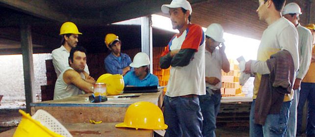 La mayoría de los inmigrantes que llega desde Paraguay a Rosario lo hace con un empleo y después trae a su familia. (Foto: Angel Amaya)