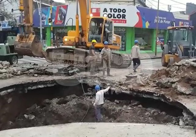 Así está el socavón de Rivadavia y Bulevar