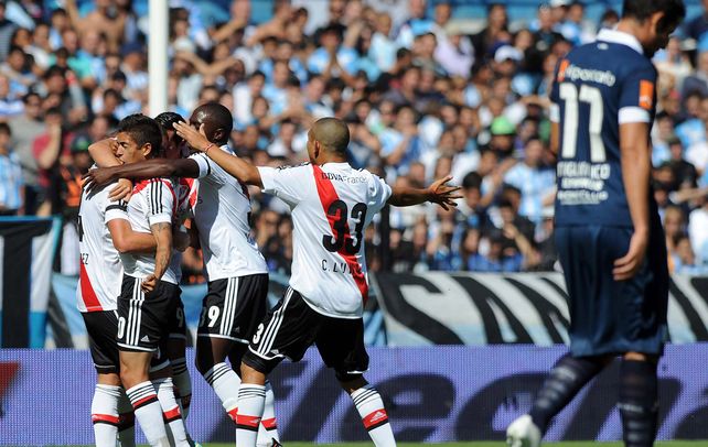 Celebración millonaria. González Pirez acaba de anotar el primer gol de River y se abraza en el festejo con Lanzini