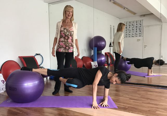 Gimnasia con formas esféricas en el Instituto Mirta de Fussi