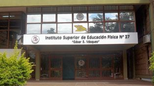 Casi 80 egresados del Isef alertan que no pueden trabajar porque no recibieron su título