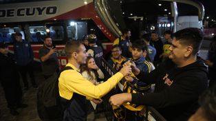 Marcio Ruben firma autógrafos en la llegada del plantel de Central.
