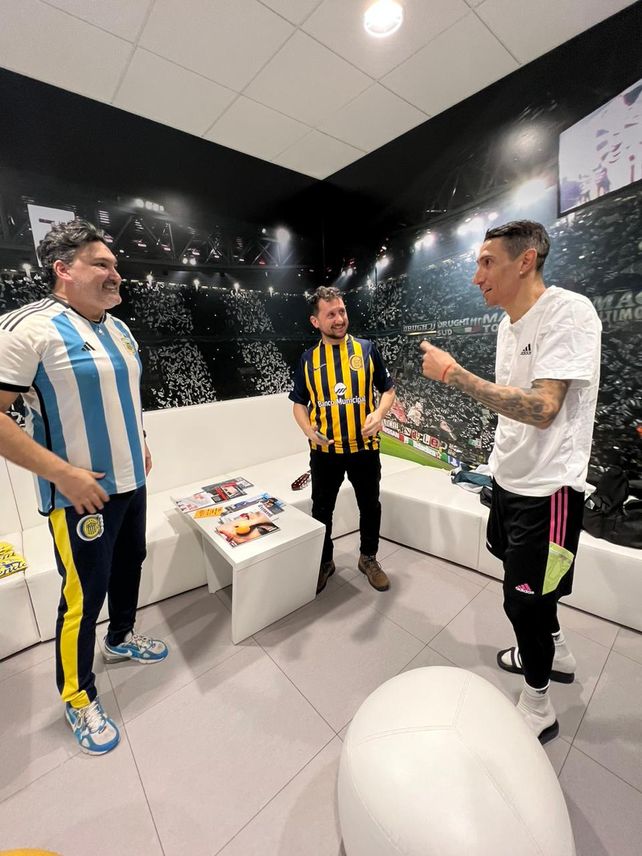 Charla distendida. Fideo Di María dialoga con los integrantes de La Descontrolada, en el salón VIP de Juventus.