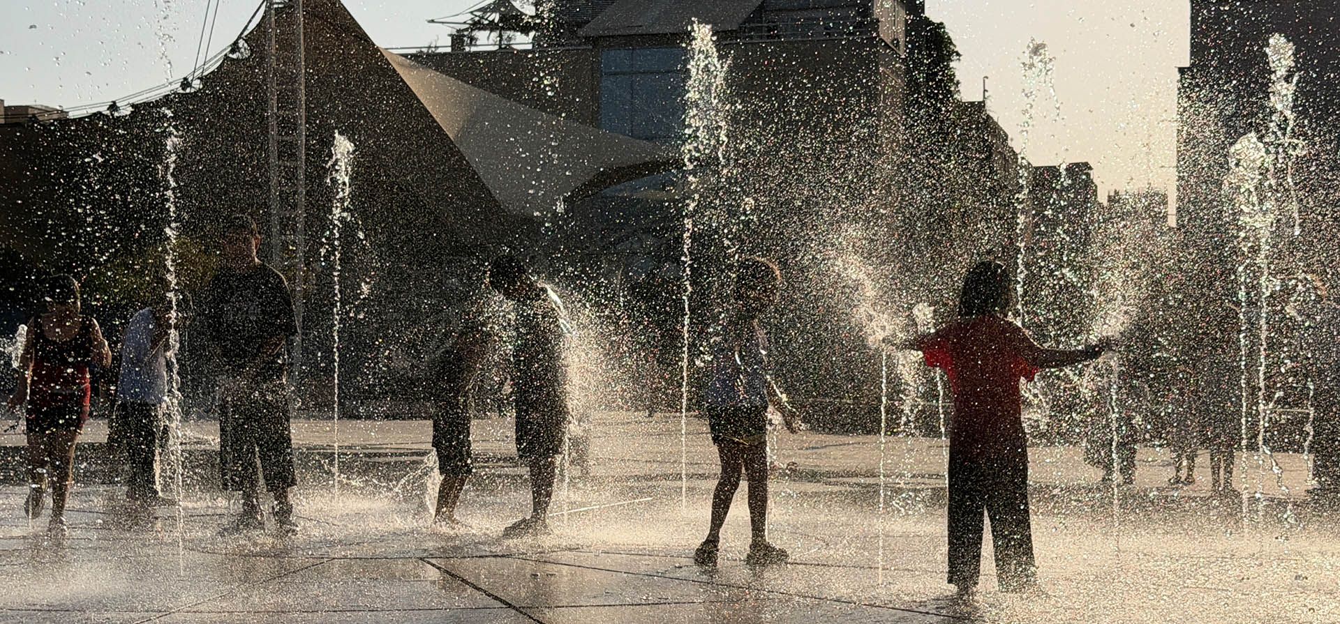 Niños disfrutan de una fuente de agua en el Parque Ebrahim (Abraham), mientras que la temperatura alcanza los 40 °C (104 °F) en Teherán, Irán, el jueves 20 de agosto de 2026. (Foto AP/Vahid Salemi). Niños disfrutan de una fuente de agua en el Parque Ebrahim (Abraham), mientras que la temperatura alcanza los 40 °C (104 °F) en Teherán, Irán, el jueves 20 de agosto de 2026. (Foto AP/Vahid Salemi).