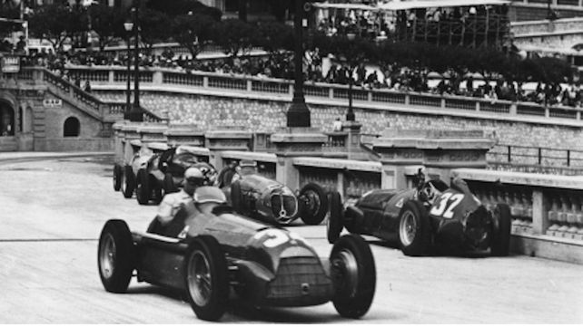 Fangio deja atrás la curva donde quedaron apilados 9 autos y que él esquivó en la 2ª vuelta de Mónaco para ganar de punta a punta.